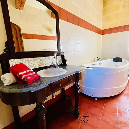 Ta Majsi With Indoor Heated Pool San Lawrenz