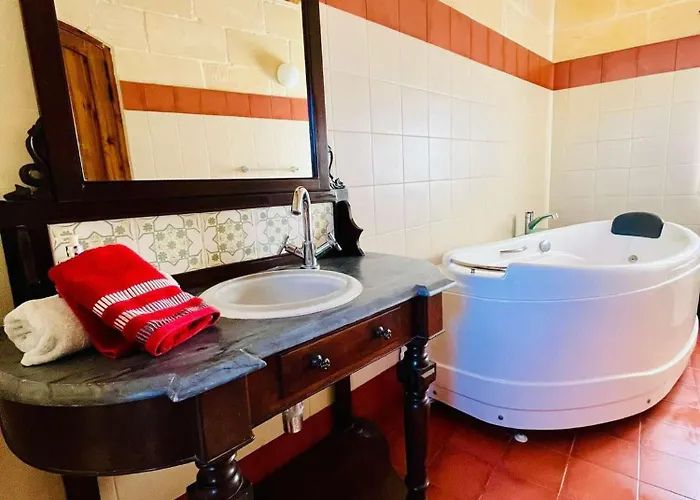 Ta Majsi With Indoor Heated Pool San Lawrenz